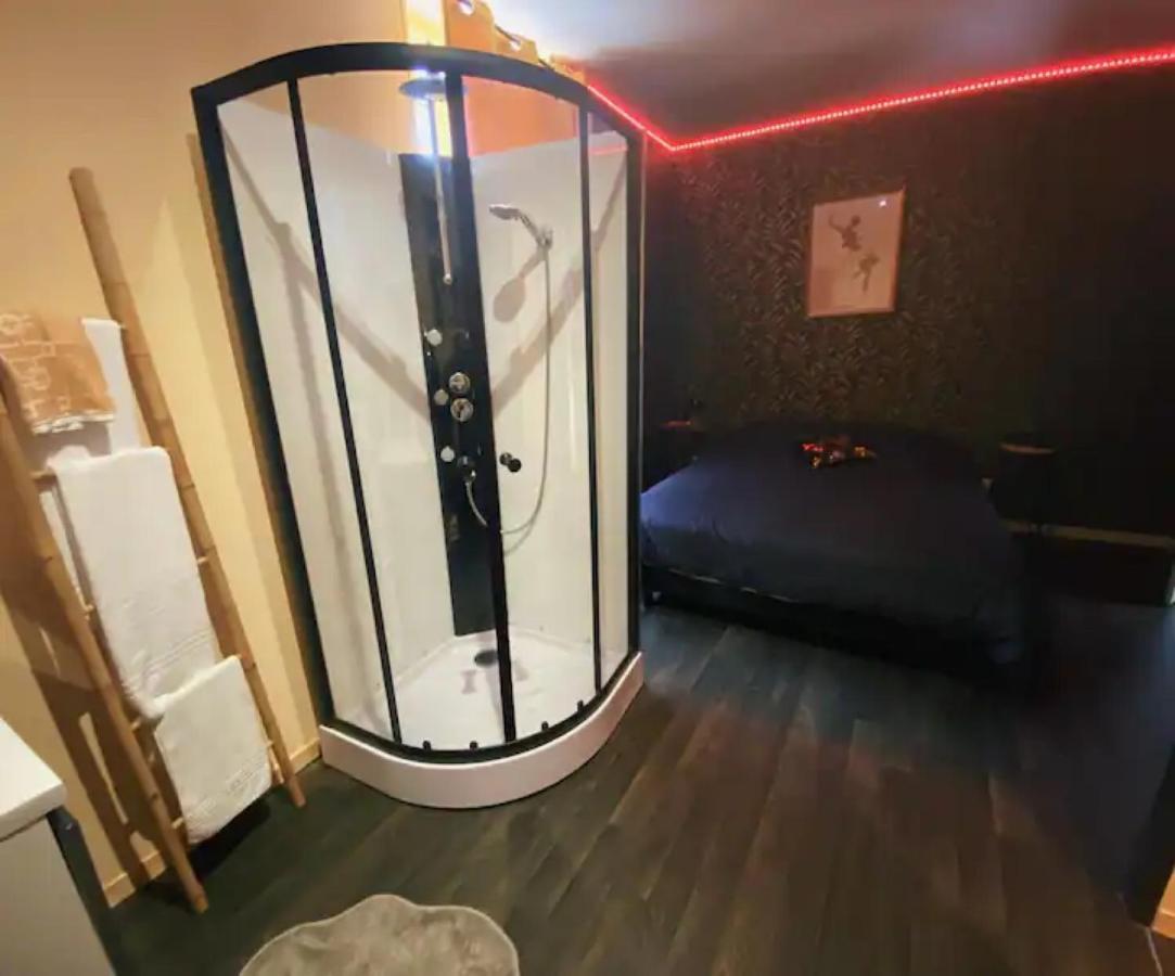Chambres D'Hote Au Chapeau Claque Cabaret 구그넌 외부 사진