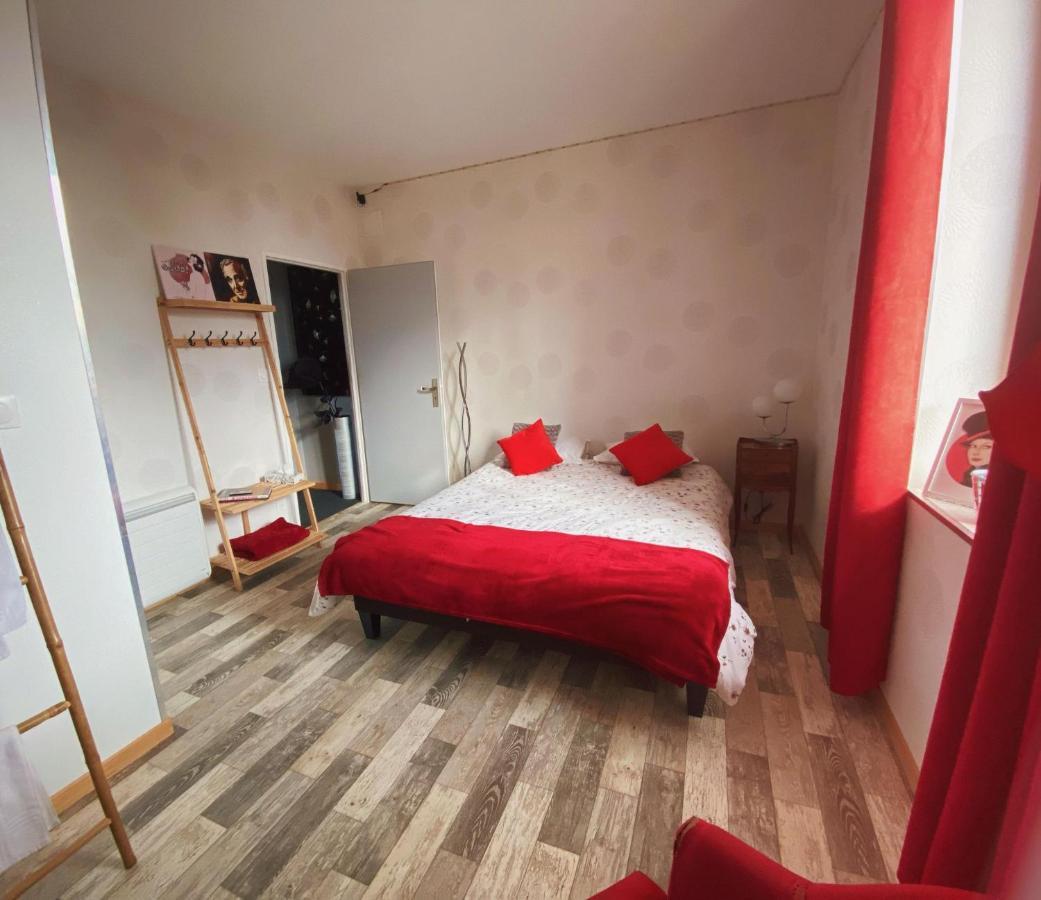 Chambres D'Hote Au Chapeau Claque Cabaret 구그넌 외부 사진