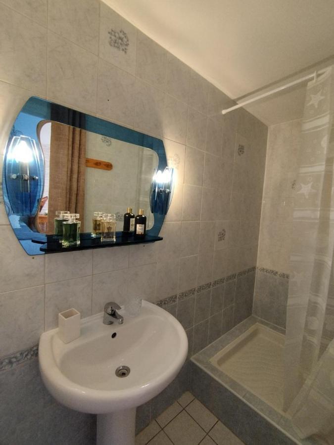 Chambres D'Hote Au Chapeau Claque Cabaret 구그넌 외부 사진